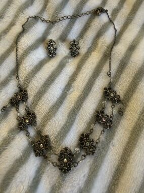 Vintage-Inspired Silver Filigree Necklace with Iridescent Accents